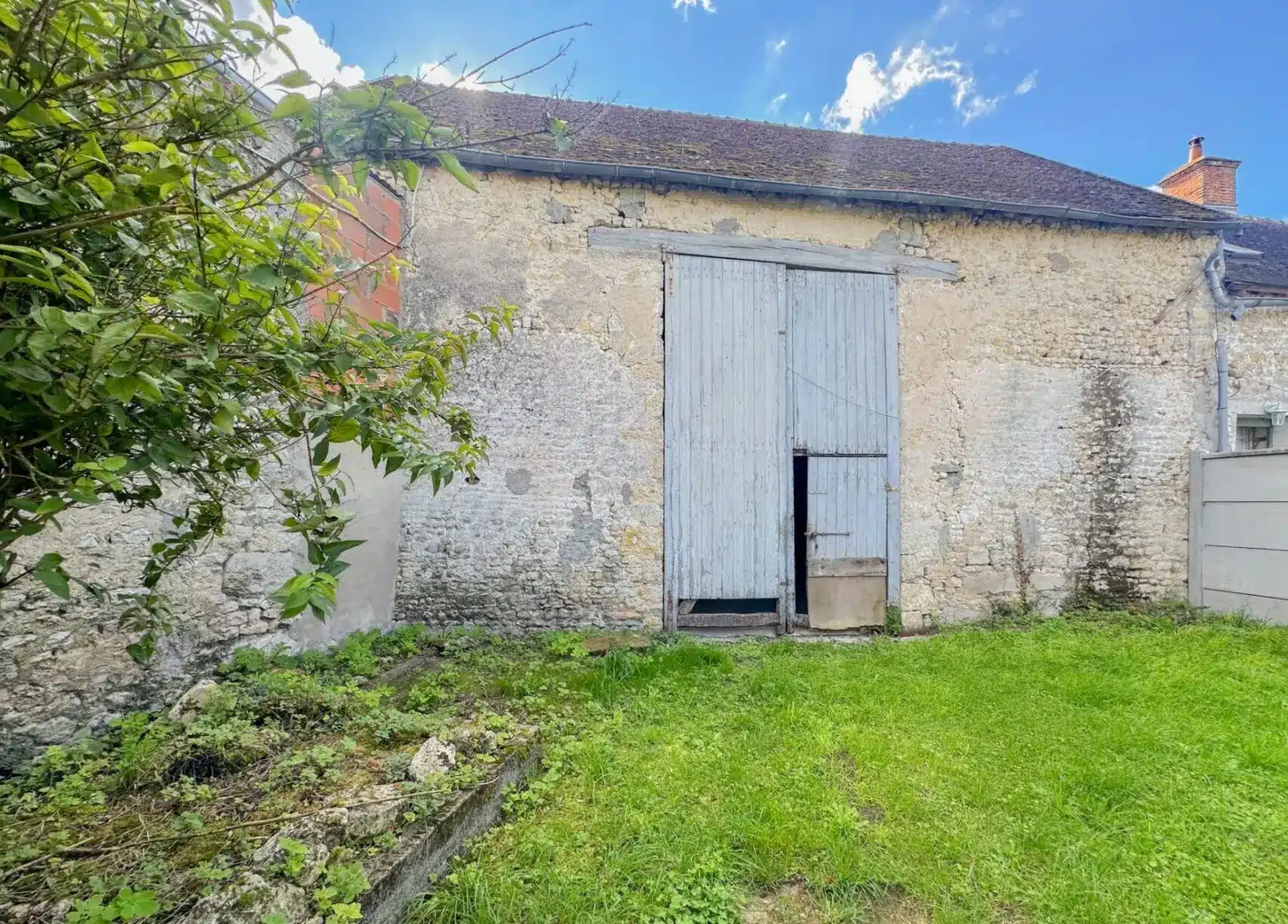 135 Beaux espaces – dépendance/écuries- Beaumont-du-Gatinais