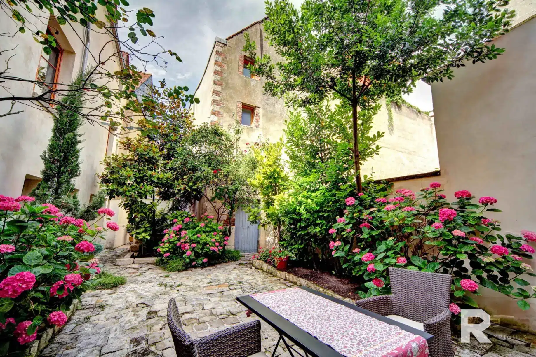 10 Amilly Viroy – 3 chambes – VenteAncien presbytère – hyper centre – 4 chambres – Cour – GarageAmilly Viroy – 3 chambes – Vente