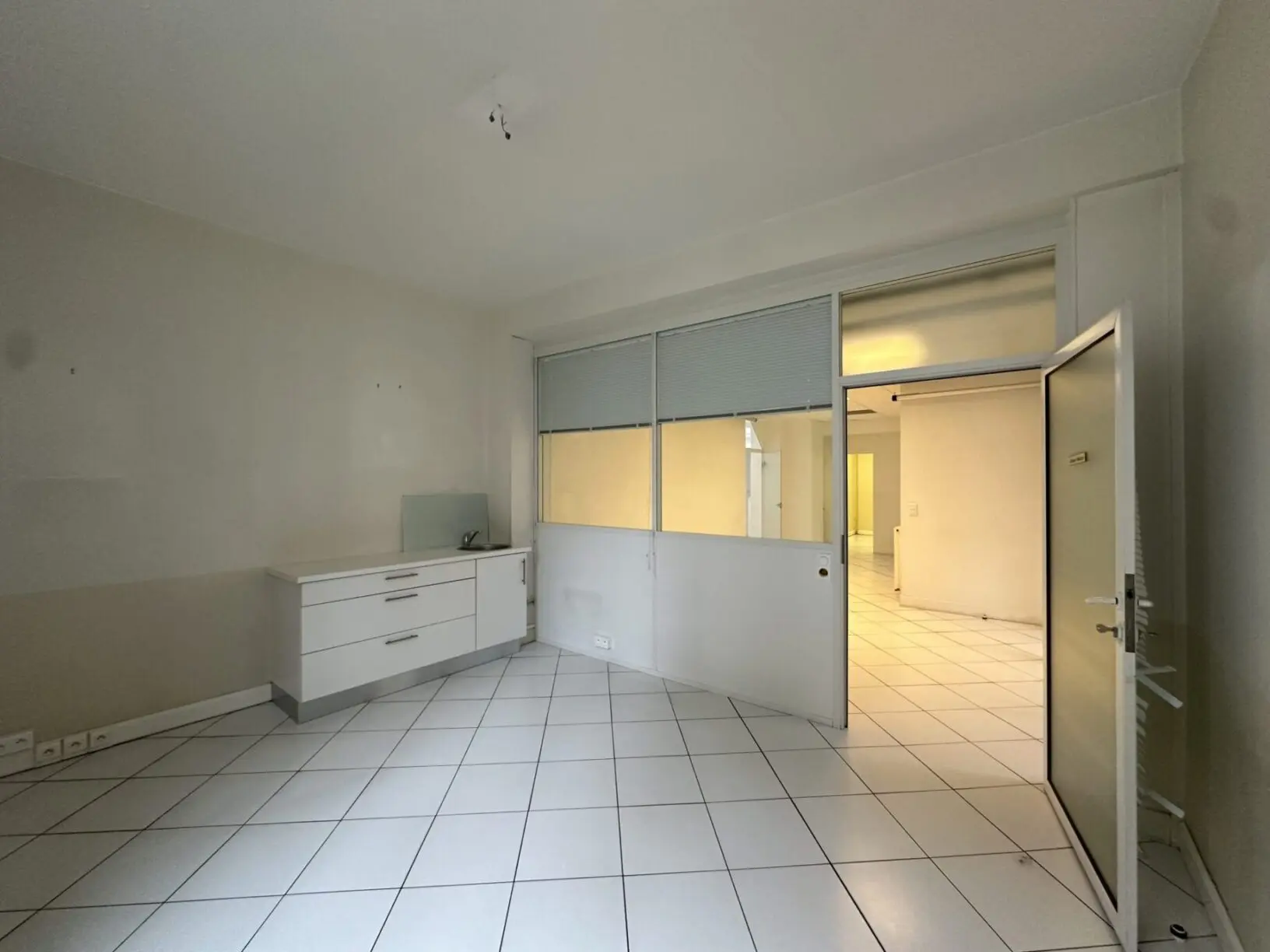 143 Immeuble de 4 lots – 3 T2 et 1 local commercial
