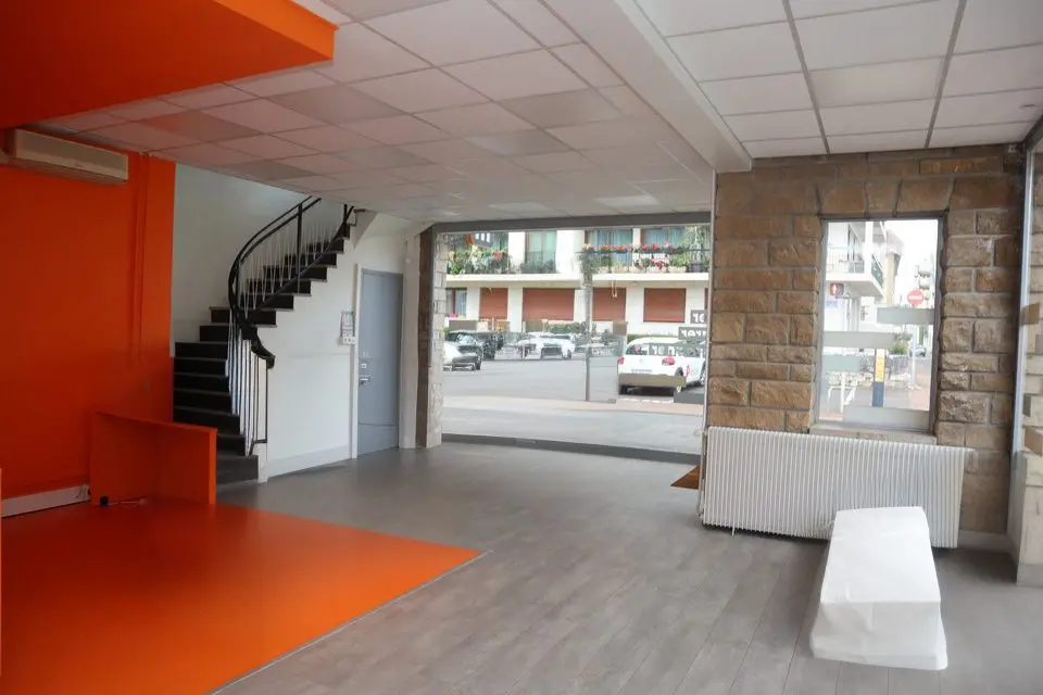 151 Local – Angle de rue – 100m2