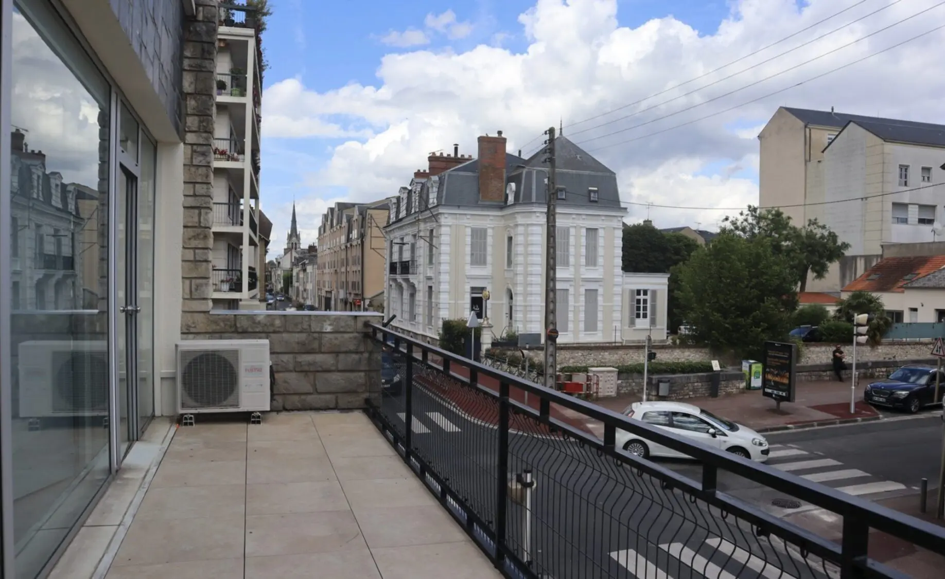 153 Local – Angle de rue – 100m2