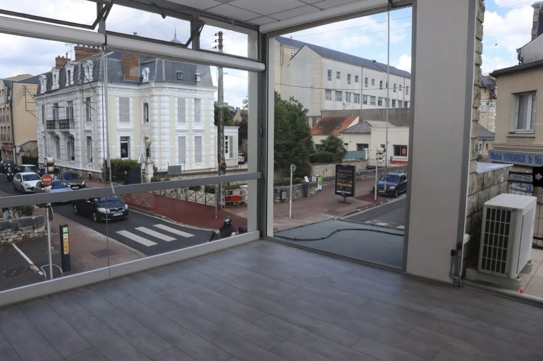 154 Local – Angle de rue – 100m2