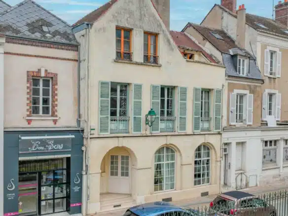 Amilly Viroy – 3 chambes – VenteAncien presbytère – hyper centre – 4 chambres – Cour – GarageAmilly Viroy – 3 chambes – Vente