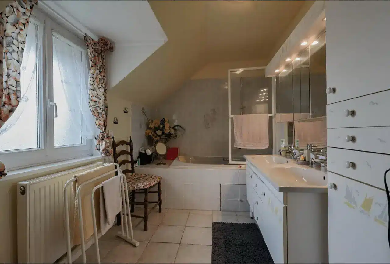 Capture-decran-2026-02-18-a-15.13.34-Grande Maison de ville – 4 chambres – Garage – Gare