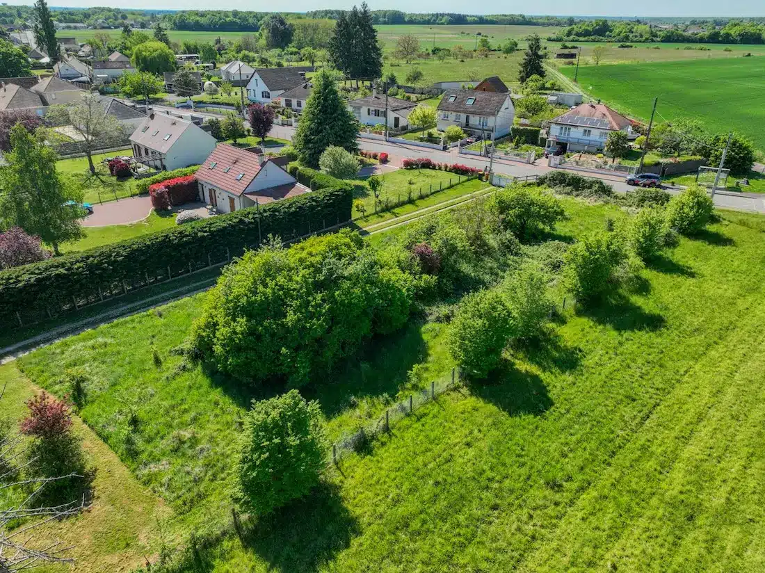 dji_fly_20250429_155936_897_1745935240891_photo (1) Terrain 1450m2 – Amilly