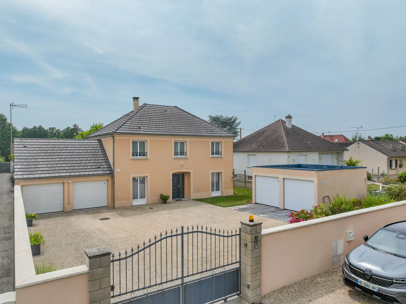 dji_fly_20250610_143830_35_1749559261816_photo Maison Familiale- Villemandeur – Piscine – 4 garages