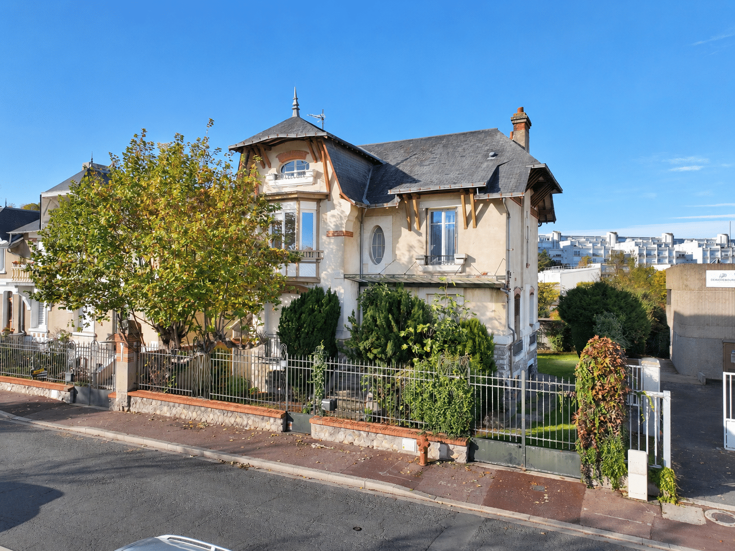Façade et jardin en lumière naturelle-3 Maison 6 chambres | Montargis